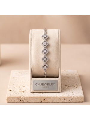 cm Jewelry Vıp Seri 316L Çelik Gümüş Renk Işıltılı Taş Işlemeli Zarif Dört Yapraklı Çiçek Tasarımlı Kadın Bileklik 18,5 cm