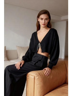 TeknoKapsül Siyah Süper Crop Basic Fiyonklu Triko Hırka TWOAW24HI00315