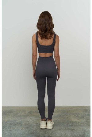 Ginekologning kabinetida ayollar mushuklarining pornografik fotosuratlari