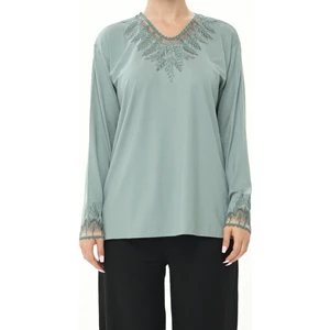 Yaka ve Kol Ucu Tül Detaylı Taş Işlemeli Su Yeşili Anne Penye Bluz