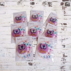 Organizasyon Pazarı Kişiye Özel Isim Baskılı Pembe Renk Kelebek Temalı Pleksi Magnet Dolap Süsü Mıknatıslı 10 Adet