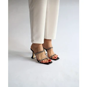 Aslının Butiği Ince Bantlı Taş Detaylı 9cm Topuklu Terlik (Yedektaşlı)