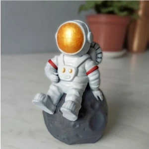 Bi'şeyler Sepeti Ayda Oturan Astronot 10CM Dekoratif Biblo
