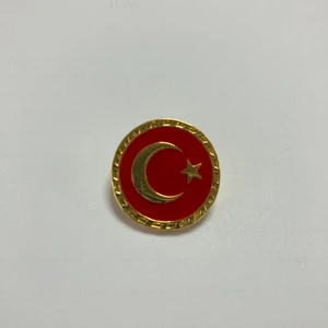 Asya Bayrak Sarı Çerçeveli Türk Bayraklı Yaka Rozeti