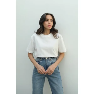 Beyaz Dekoratif Dikişli Tok Doku T-Shirt