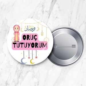Oruç Tutuyorum Kız Çocuk Iğneli Yaka Rozeti 58 mm Büyük Boy
