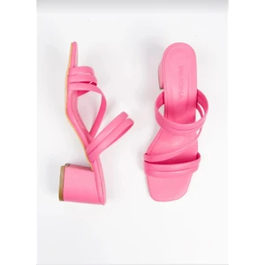 Rubby Pembe Bantlı Kısa Ökçe Terlik