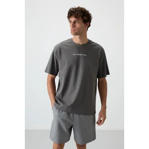 Air Jones Koyu Gri Pamuklu Kalın Yüzeyi Dokulu Oversize Fit  Baskılı Erkek T-Shirt - 88364