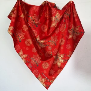 Pozitif Marka Kırmızı Fular Bandana Kar Tanesi Desenli Yeni Yıl Hediyelik Saten