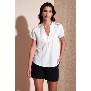 Güpür Detaylı % 100 Pamuk Regular Fit V Yaka Bluz Bayan Bluz 611BZ0286