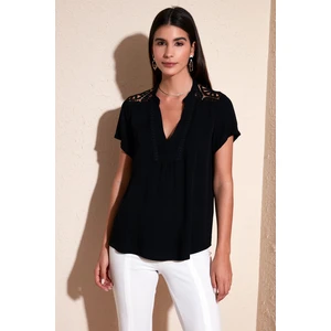Güpür Detaylı % 100 Pamuk Regular Fit V Yaka Bluz Bayan Bluz 611BZ0286