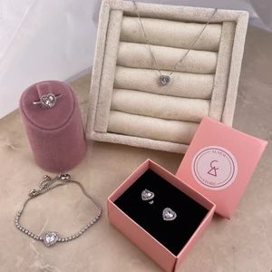 Gümüş Kalp Temalı Kolye Yüzük Bileklik Küpe Set , Özel Tasarım Pembe Kalp Işlemeli Gümüş Set