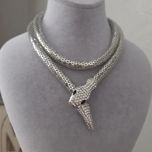 Betül Çekiç Vip Serisi Taşlı Sarmal Yılan Gümüş Renk Kadın Kolye