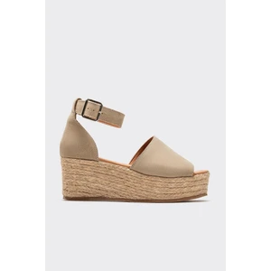 Bej Deri Kadın Dolgu Topuklu Sandalet