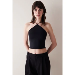 Siyah Boyundan Bağlamalı Top