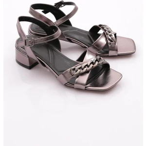 Dgn 303-23Y Kadin Çapraz Bantli Zincir Aksesuarli Alçak Topuklu Sandalet