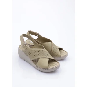 Dgn 1000 Kadin Delikli Kalin Topuk Sandalet