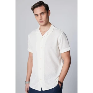 Slim Fit Dar Kesim Kısa Kollu Nefes Alan Örme Doku Kare Desenli Apaj Yaka Yazlık Beyaz Erkek Gömlek