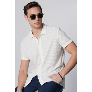 Slim Fit Dar Kesim Kısa Kollu Nefes Alan  Örme Doku Armür Desenli Yazlık Beyaz Erkek Gömlek