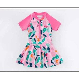 Kız Çocuk Etekli Şortlu Pembe Mor Renkli Önü Fermuarlı Mayo.