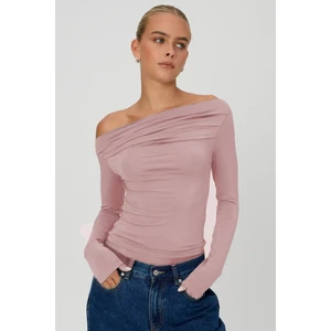 Pembe Kayık Yaka Büzgülü Kadın Bluz MG2050
