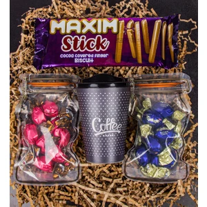 Çikolatalı Stick Biscuits & Çilekli Çikolata & Karamelli Çikolata & Kahve Bardağı Hediye Kutusu 111150