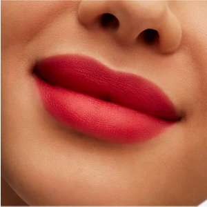 MAC Powder Kiss Ağırlık Yapmayan Pudralı Mat Bitişli Ruj - Ruby Boo 5 ml