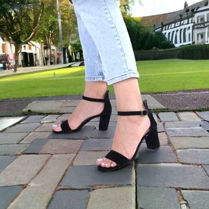 Siyah Süet Tek Bantlı Kadın Sandalet