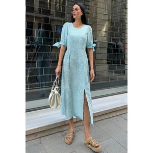 For You Moda Doğal Viskon Gofre Ekoseli Yırtmaçlı Uzun Mavi Elbise