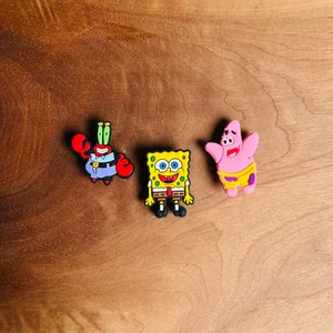 Taşlı Ananas Crocs Hediyeli-Crocs Terlik Süsü Sünger Bob Jibbitz Kare Pantolon 3'lü
