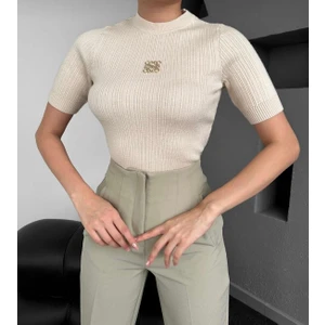 Broşlu Bisiklet Yaka T-Shirt