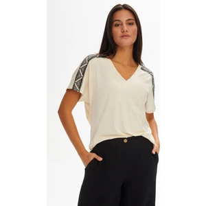 Faik Sönmez Resort Omuzları Nakış Detaylı V Yaka Kısa Kol T-Shırt 68817