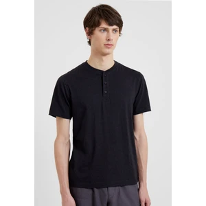 Erkek Siyah Pamuk 3 Düğmeli Patlı Yarım Balıkçı Regular Fit T-Shirt TBU0010