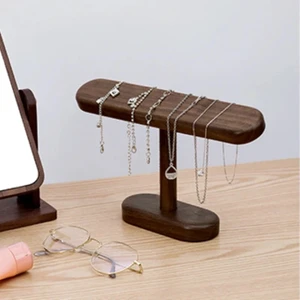 Ka Tasarım Saat ve Takı Standı 26CM Eninde ve 16CM Yüksekliğindedir. 1.sınıf Çam Ağacı Kullanılarak Imal Edilmiştir. Su Bazlı Vernik ile Renklendirilmiştir