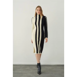 Siyah Şerit Detaylı Dik Yaka Midi Triko Elbise