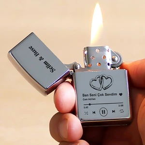 İşte Bu Kişiye Özel Isimli ve Şarkılı Benzinli Zippo Çakmak Gri