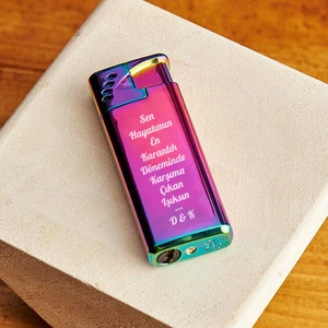 İşte Bu Kişiye Özel Isimli ve Sözlü Gazlı Rüzgara Dayanıklı Pembe Çakmak