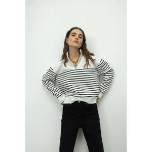 Kadın Kısa Beyaz Siyah Çizgili Yarım Fermuarlı Sweatshirt