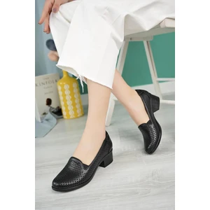 Akgün Terlik Kadın Siyah Hakiki Deri Topuklu Ortopedik Ayakkabı