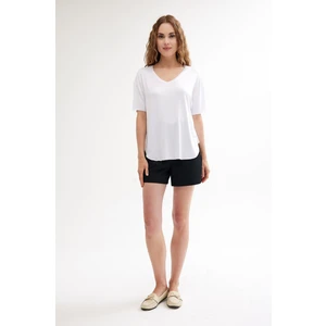 V Yaka Basic Pamuklu Yırtmaç Detaylı Tişört