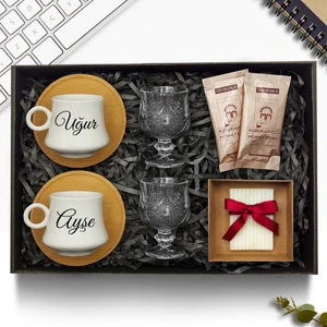 As Gift Kişiye Özel Bambu Tabaklı Beyaz Fincan Takımı & Kahve Yanı Cam Su Bardağı & Kokulu Sabun & Mehmet Efendi Türk Kahvesi Hediye Seti