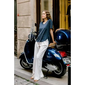 V Yaka Basic Pamuklu Yırtmaç Detaylı T-Shirt