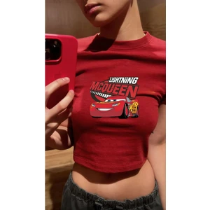 Kırmızı Şimşek Mcqueen Model Kadın Crop Body Tişört