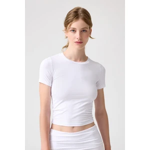 Los Ojos x Melodi Beyaz Bedene Oturan Tişört Short Fitted