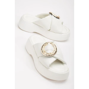 Büyük Tokalı Kalın Taban Cilt Beyaz Kadın Dolgu Topuk Terlik