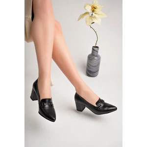 Akgün Terlik Kadın  Deri Siyah Toka Detaylı Topuklu Ayakkabı