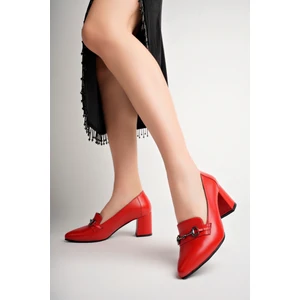 Akgün Terlik Kadın Deri Kırmızı Toka Detaylı Topuklu Ayakkabı