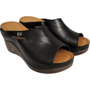 Deri Siyah Kadın Terlik