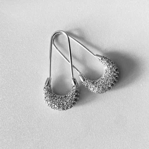 Nesly Accessories Zirkon Taşlı Marka Model Çengel Küpe