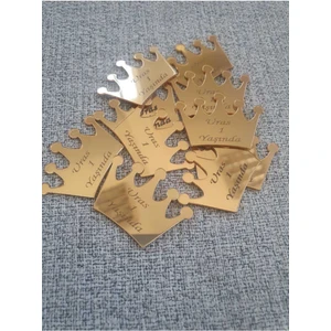 4x2,8 cm Taç Desen Pleksi Aynalı Gold Isimlik 30 Adet